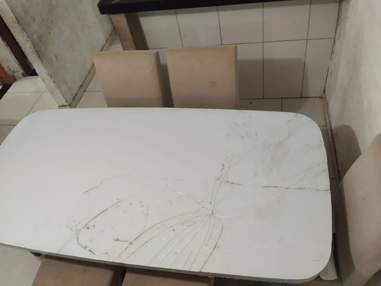 Mesa de tampo d vidro com 6 cadeiras  - Foto 3