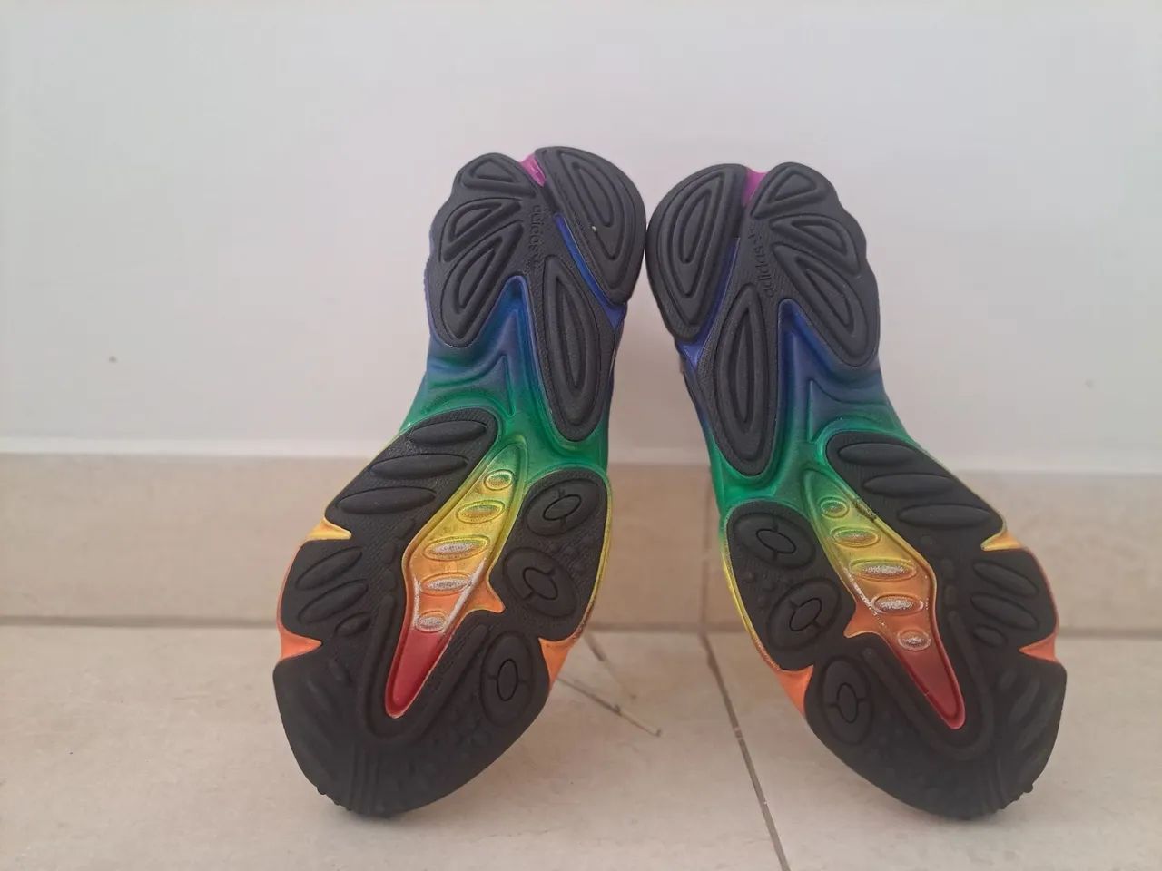 Tênis Adidas Ozweego Pride - usado - Foto 3