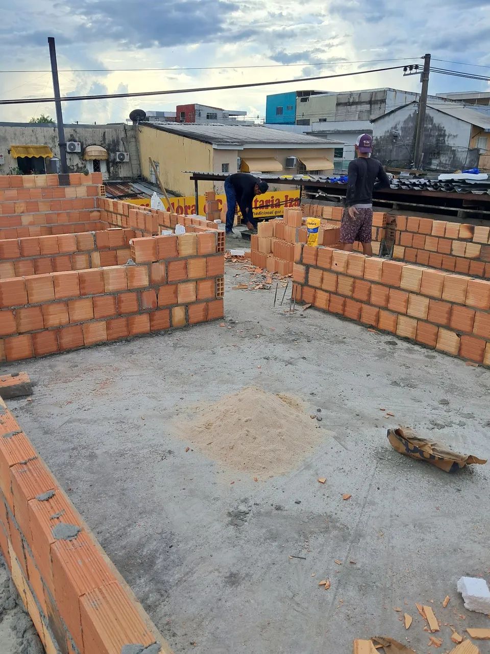 Pedreiro mestre de obra com equipe  - Foto 2