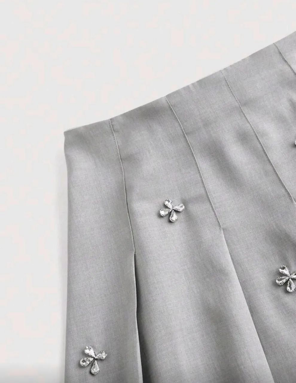 Saia Cinza Clara Plissada<br>com Decoração de Strass Elegante Feminina - Foto 2