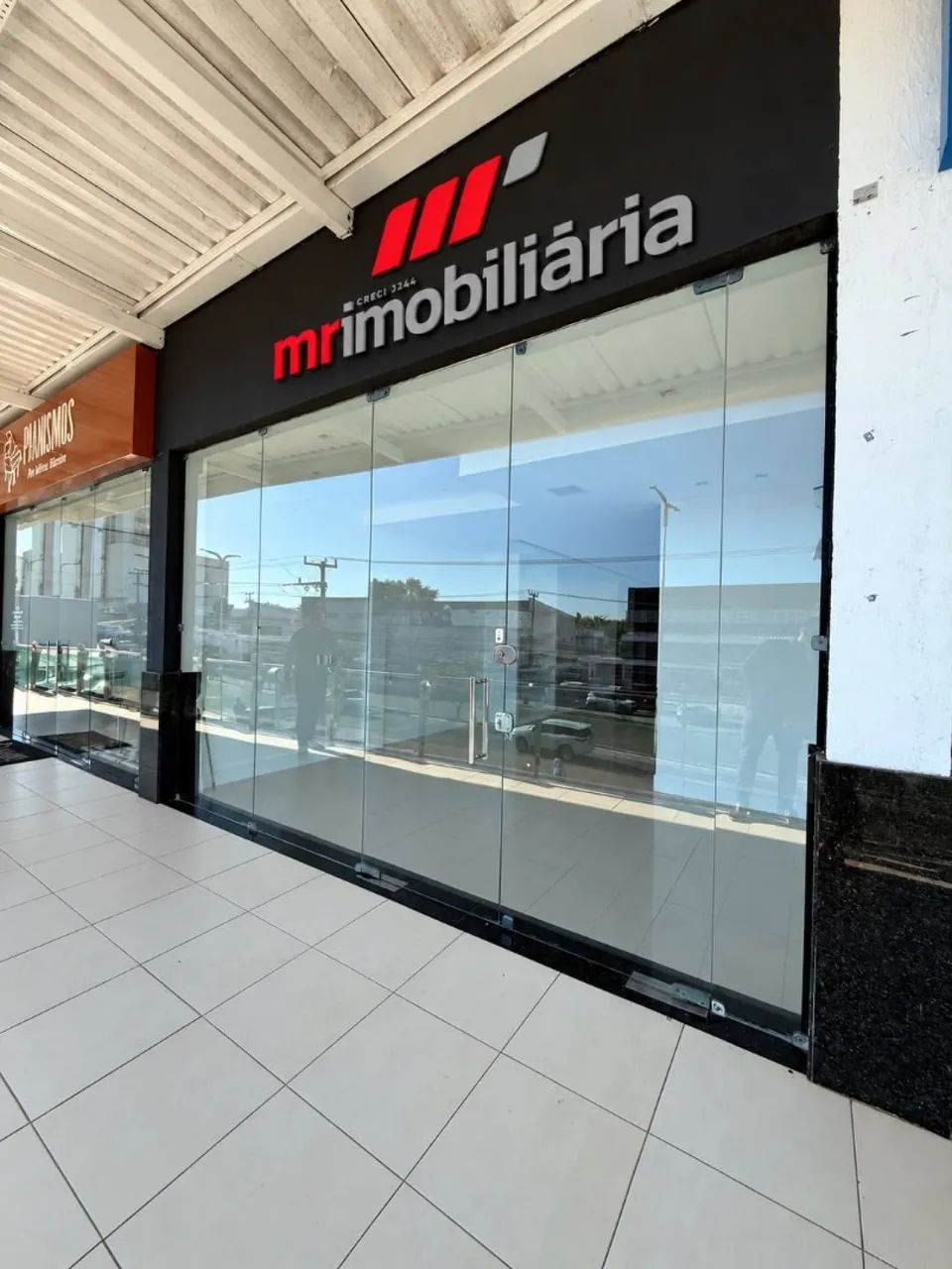 LOJA COMERCIAL COM 80m² - AV. DOS HOLANDESES
