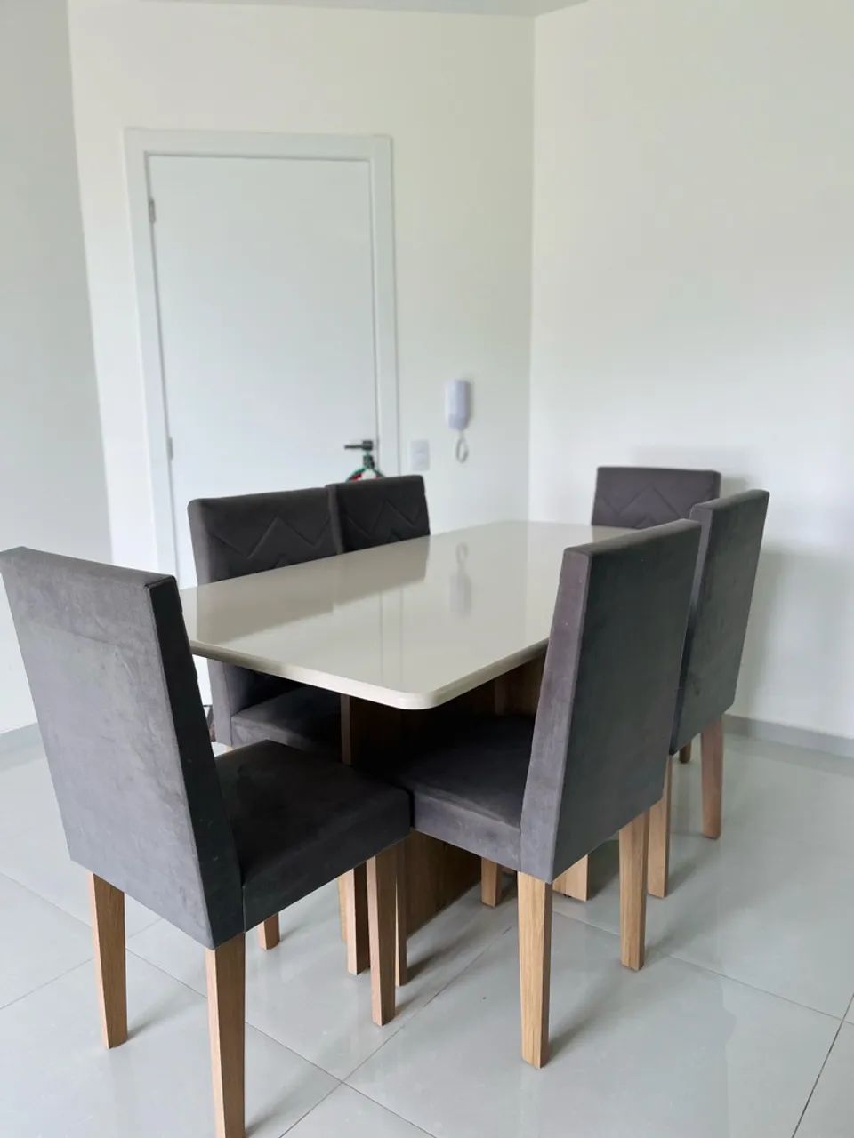 Mesa com 6 cadeiras 