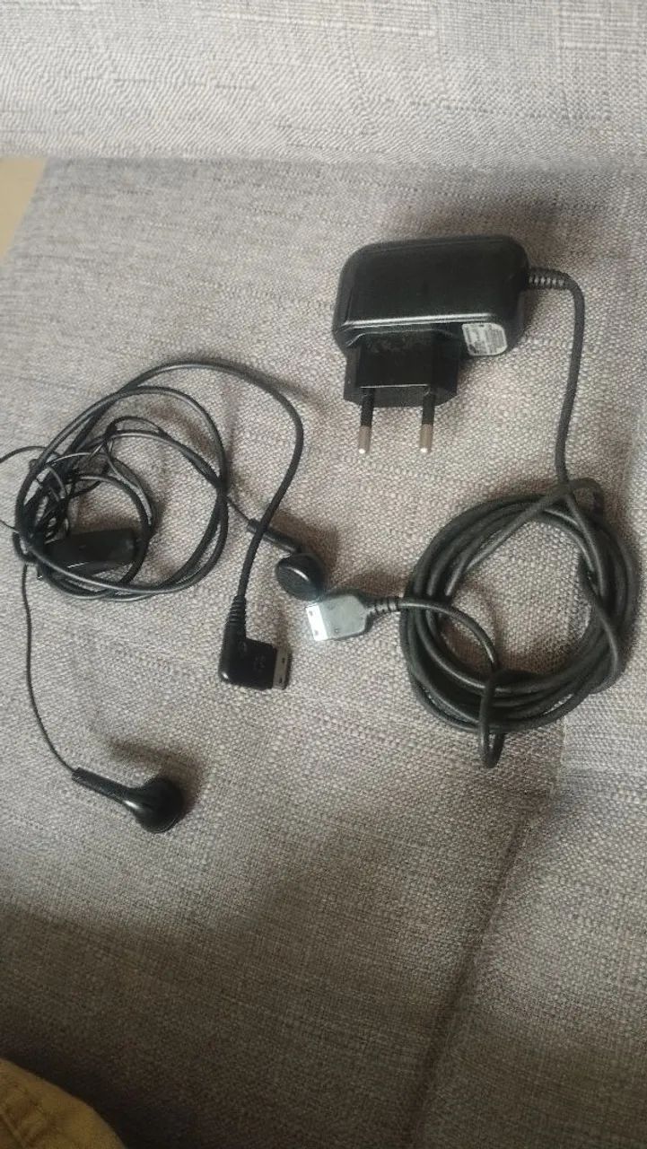 Carregador portátil pra celular antigo da Samsung + fone de ouvido 