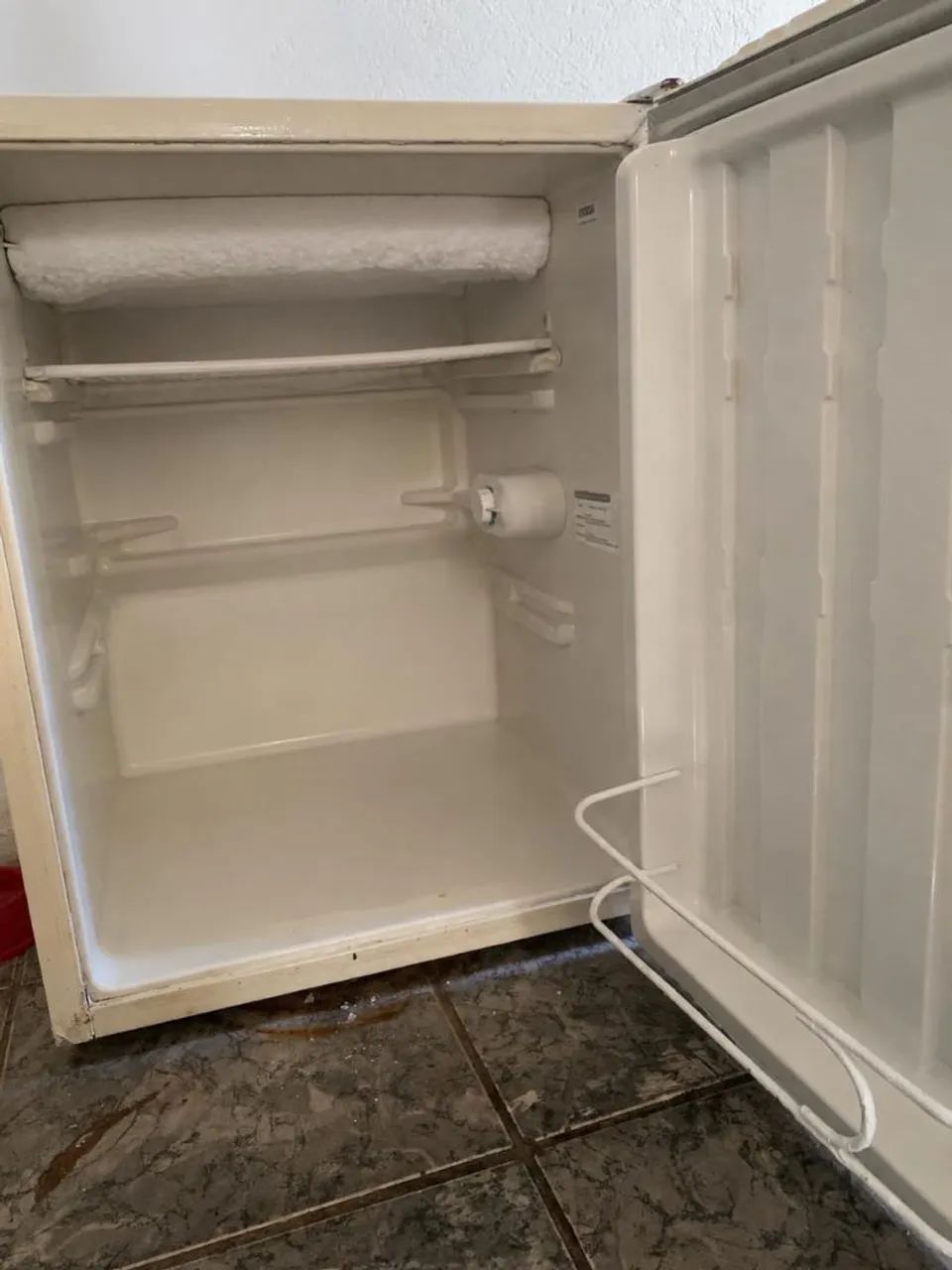 Frigobar semi novo 