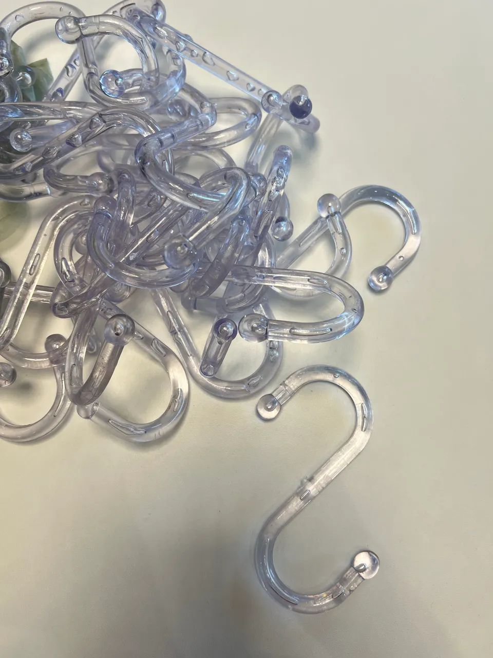 Cabides para loja, 50 de mandeira e 40 de plástico 