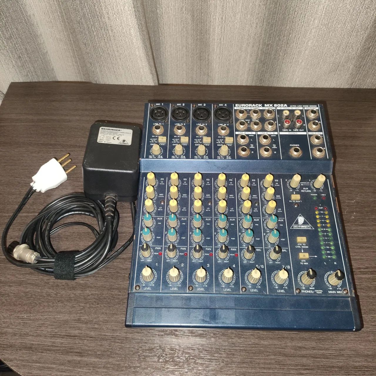 Mesa de Som Behringer Eurorack MX802A