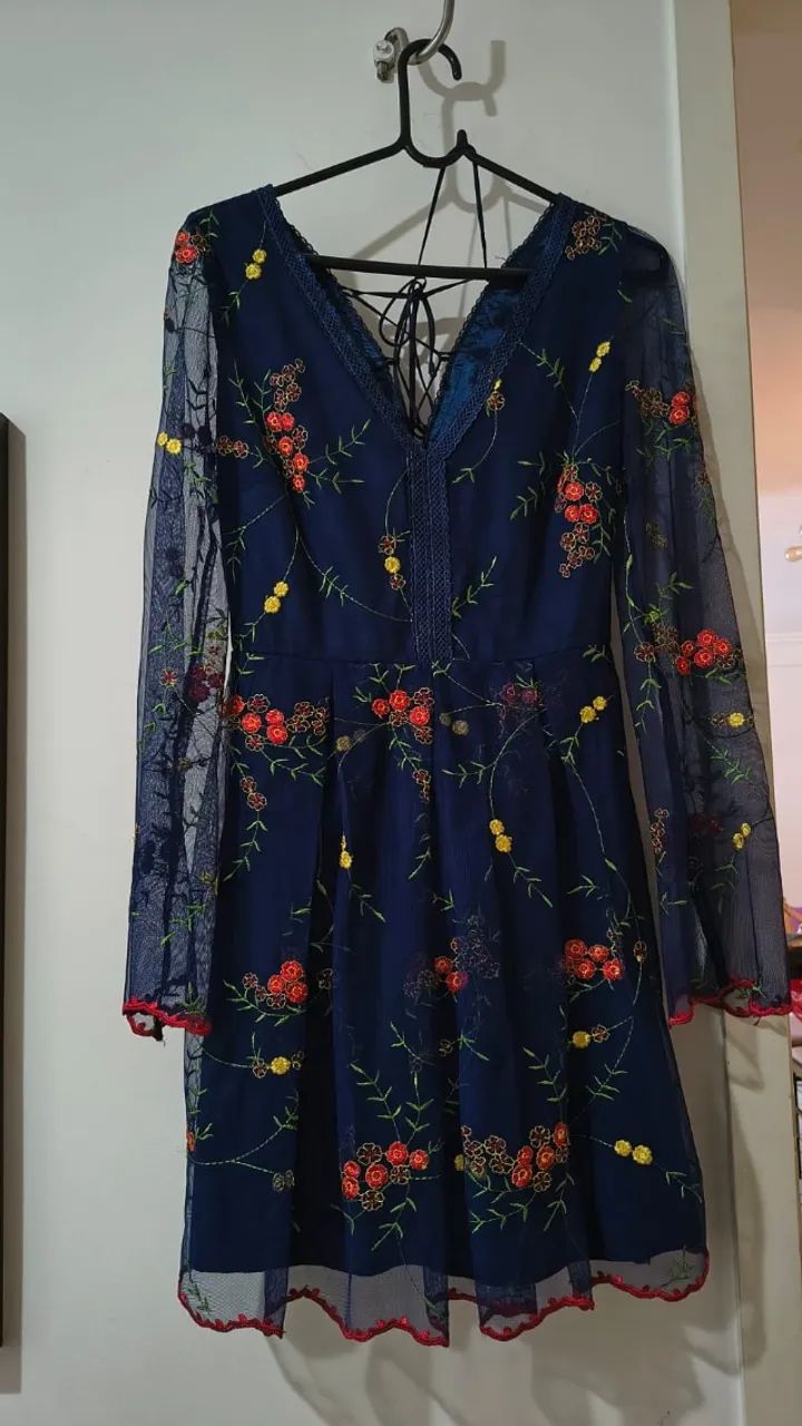 Vestido azul com bordado e tule, tamanho 38