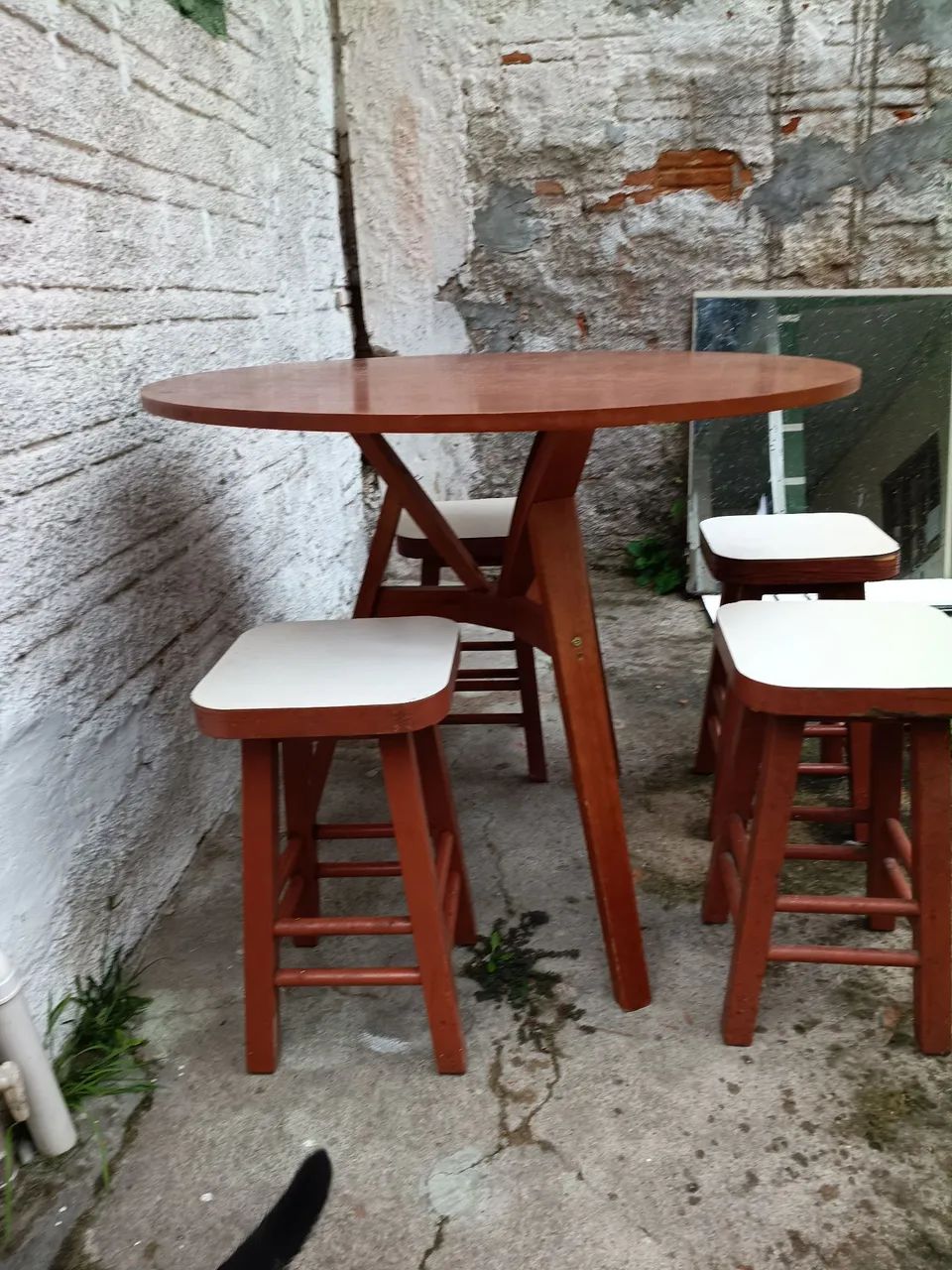 Mesa Madeira Maciça  + 4 Banquetas - 91 cm de diâmetro -em ótimo estado.  - Foto 5