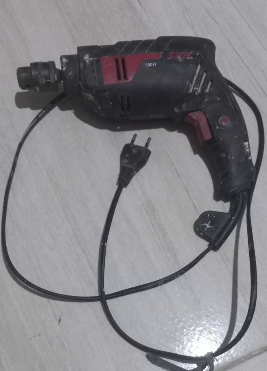 Vendo ou troco por um celular essa furadeira no valor de R$: 250.00 funcionando perfeio