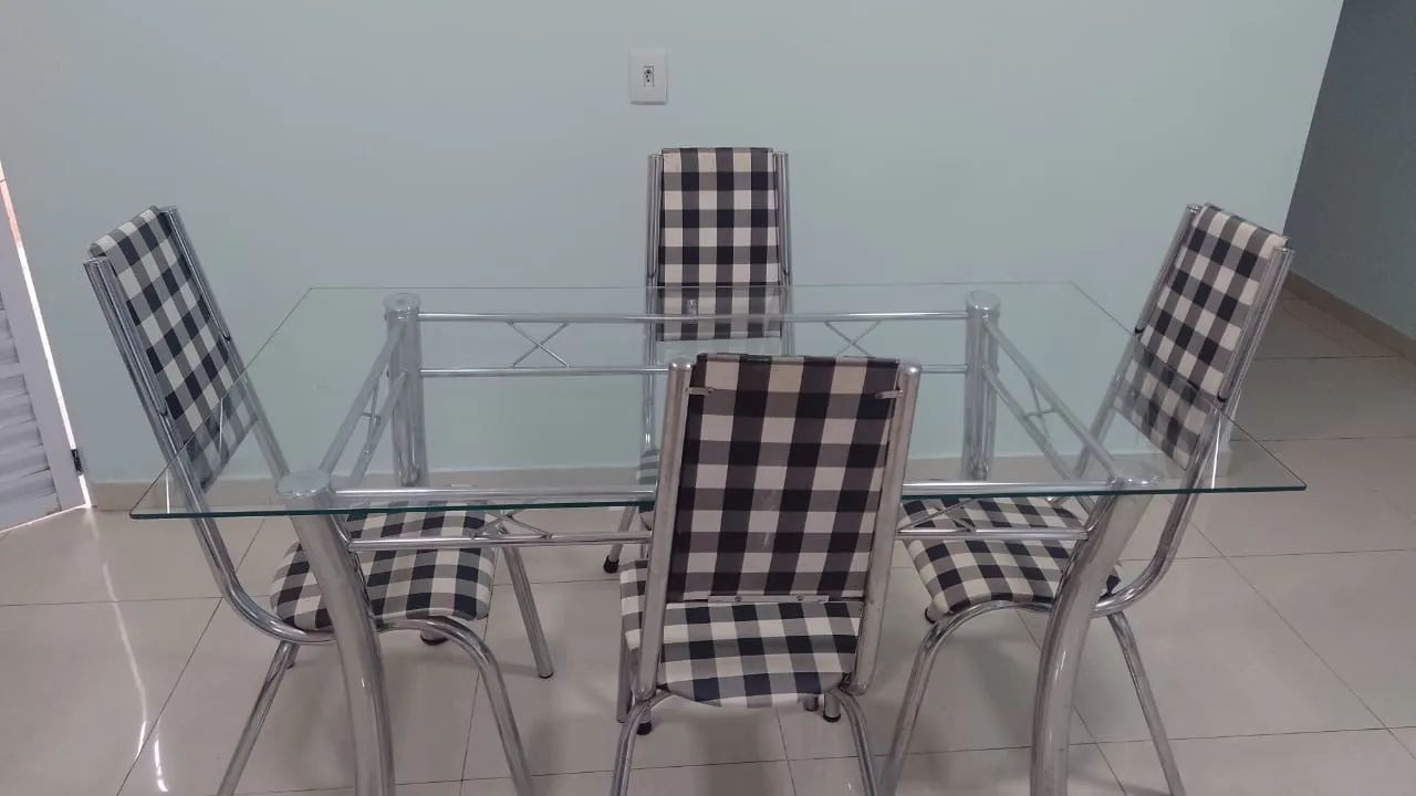 Mesa de vidro com 6 cadeiras 