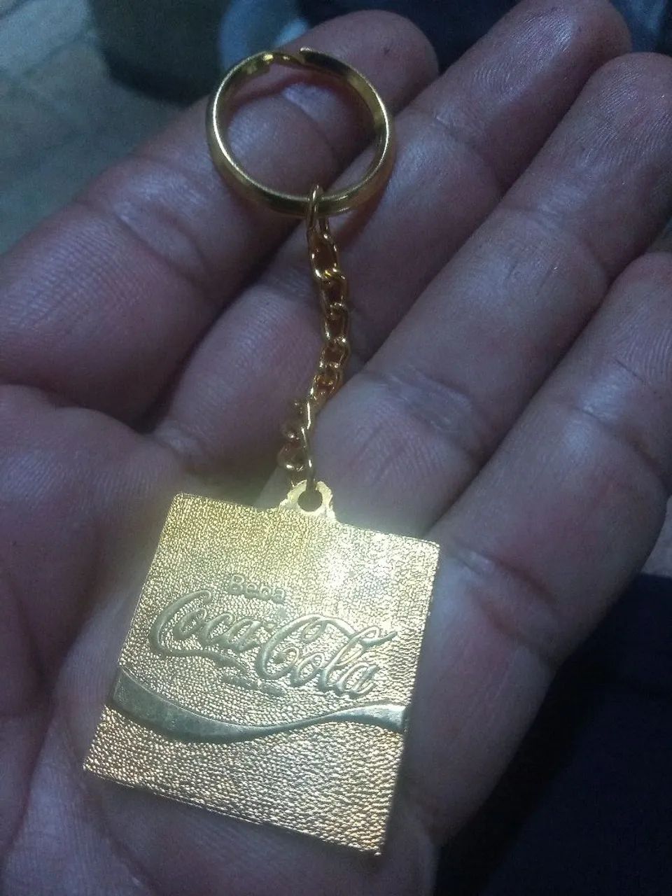 Chaveiro coca cola quadrado dourado 