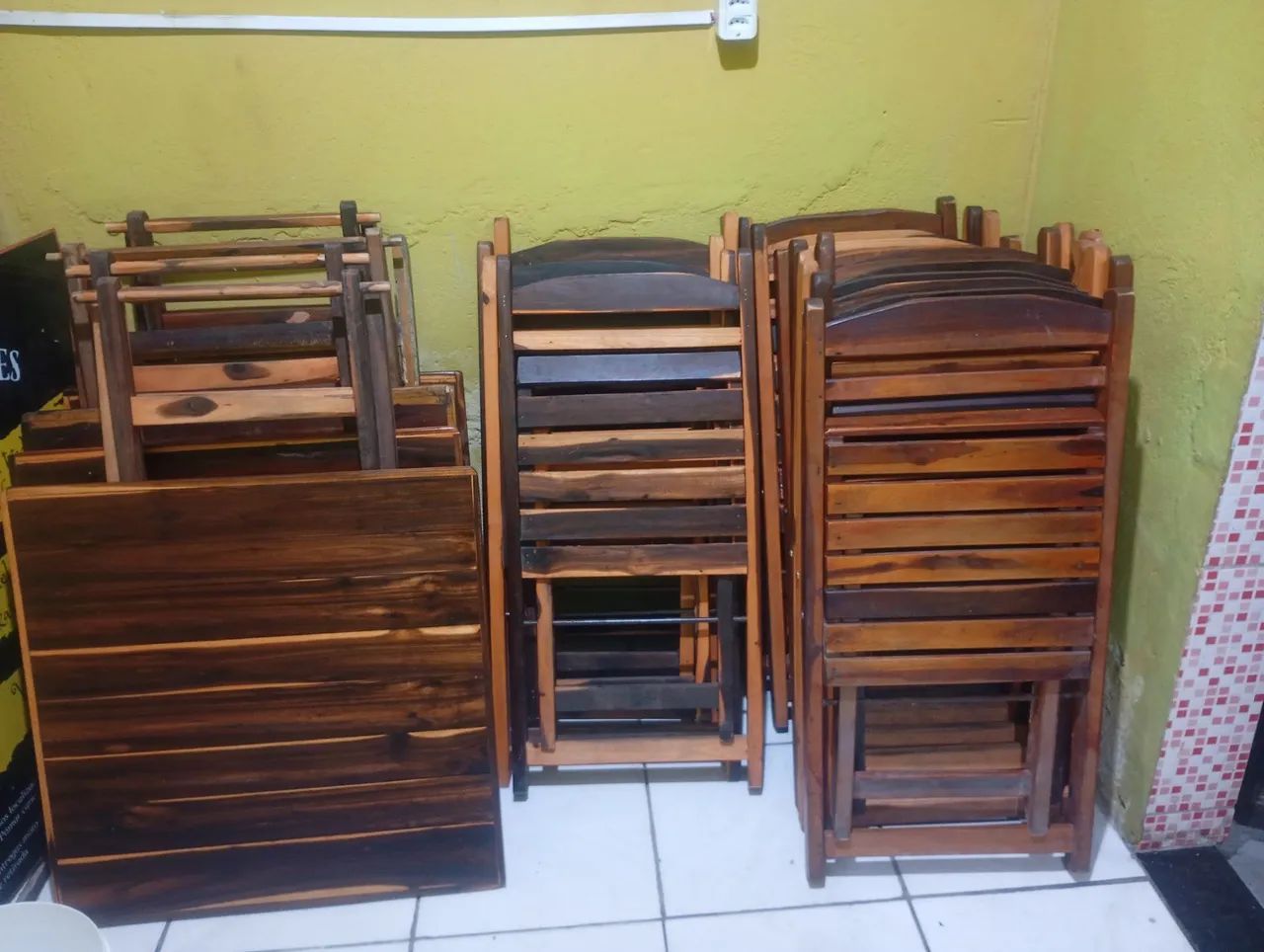 Mesas e cadeiras 