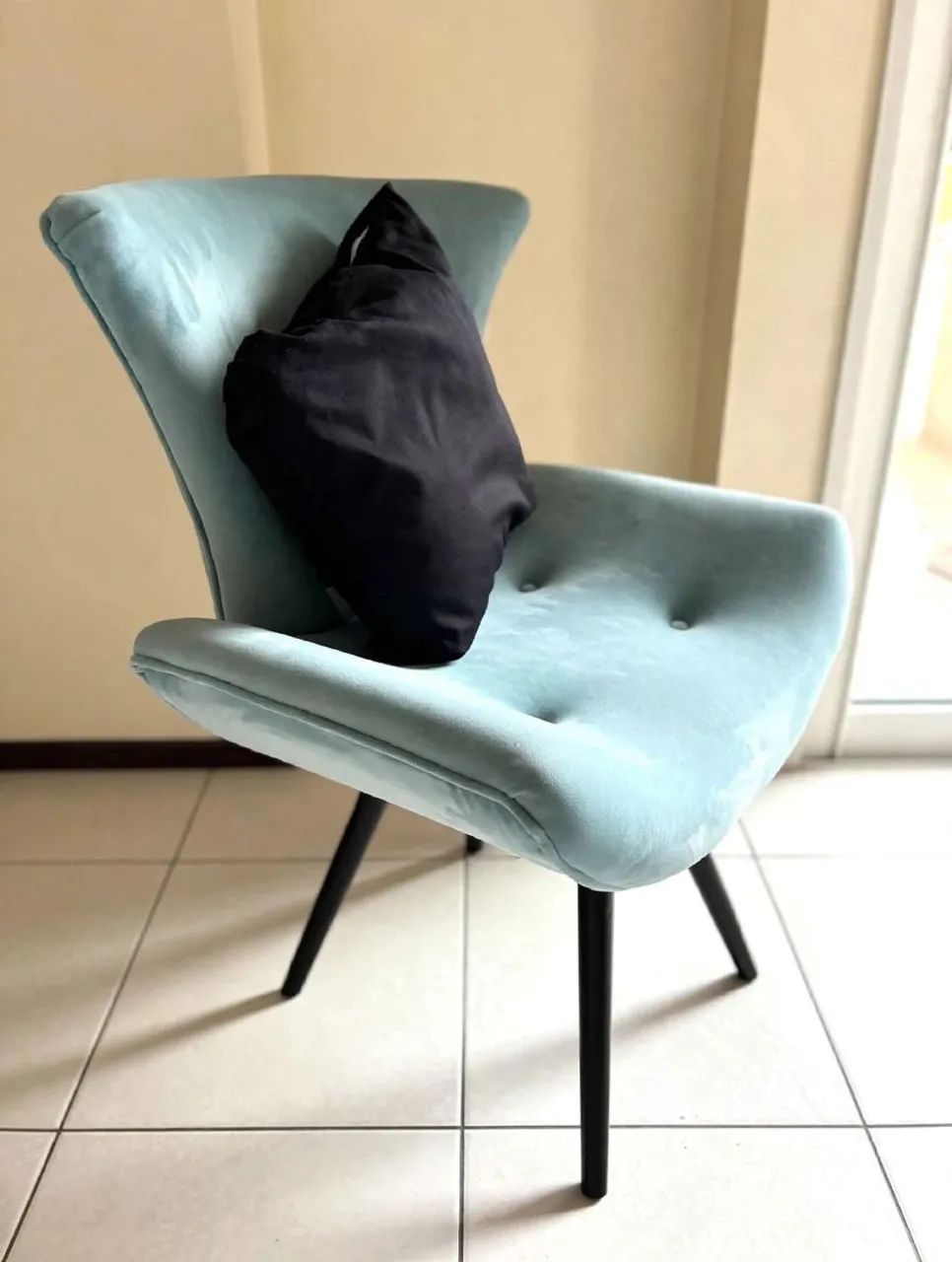 Poltrona Decorativa Suede Azul + Almofada Preta - Foto 2