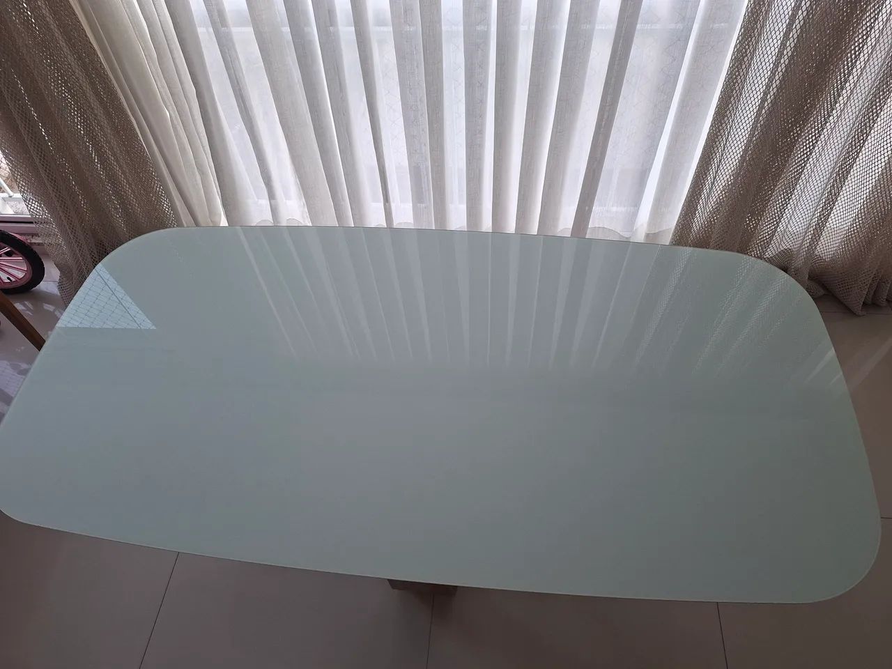 Mesa de jantar tampo de vidro retangular-ovalada semi nova. - Foto 3