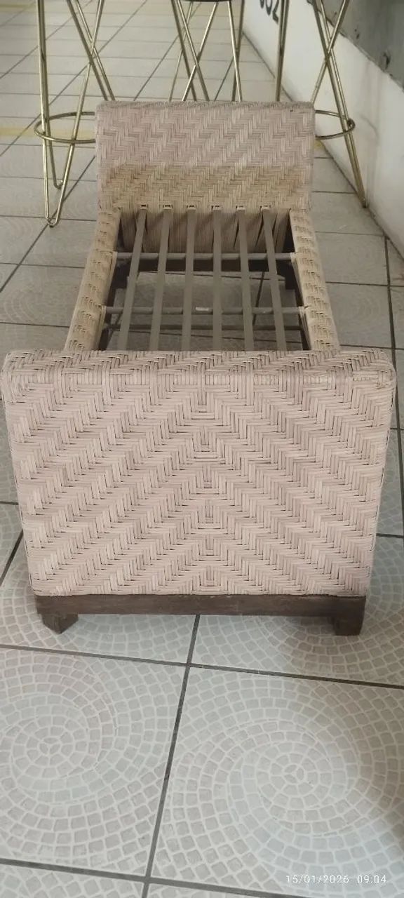 Vendo um recamier de fibra sintética e uma mesa de centro. 