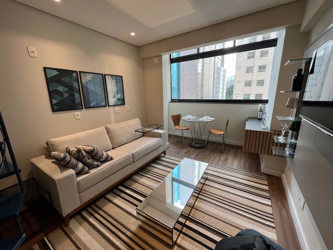 Duplex mobiliado na Vila Olímpia ? locado, 7,1% de yield