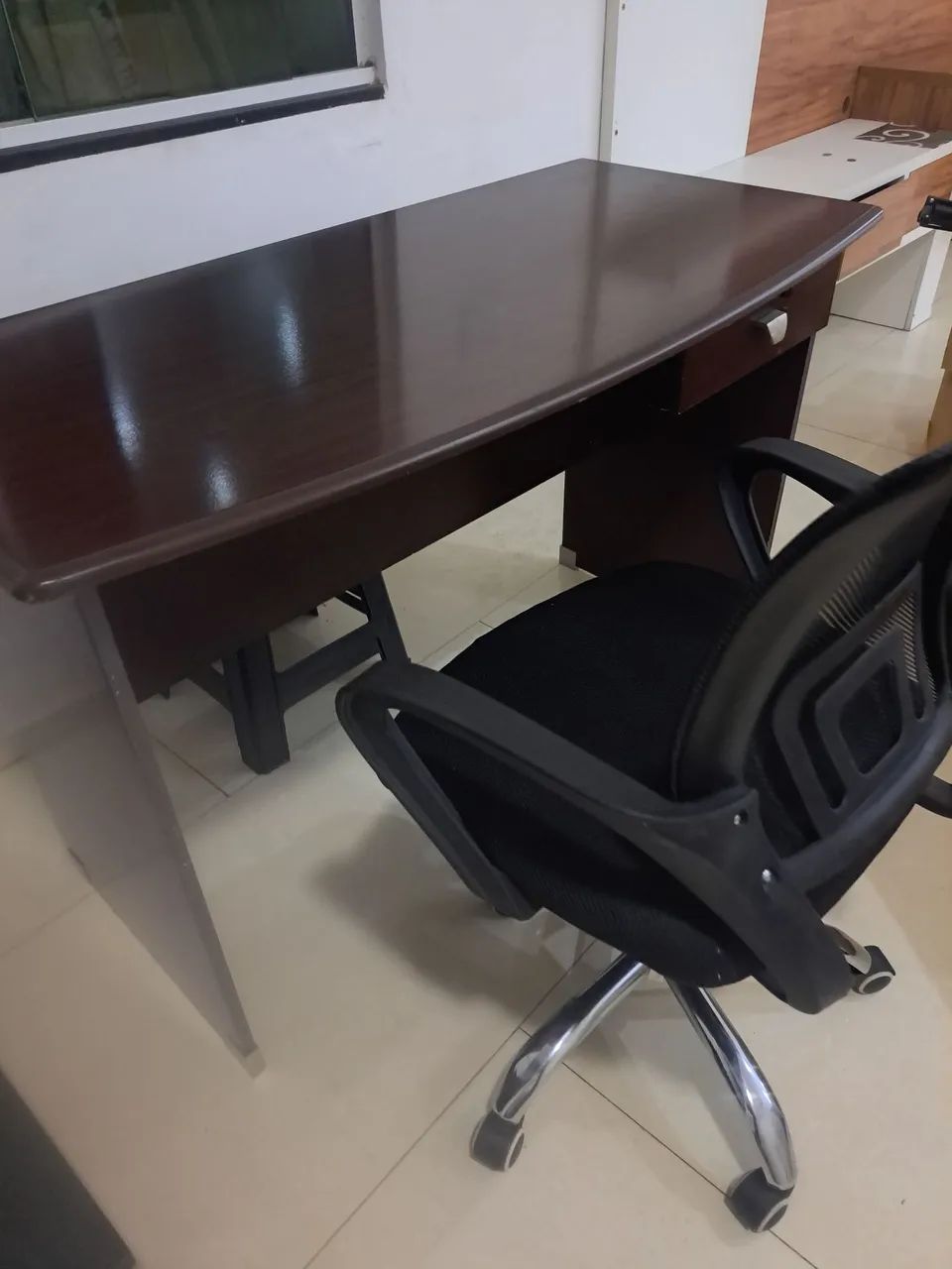 Mesa e cadeira de escritório