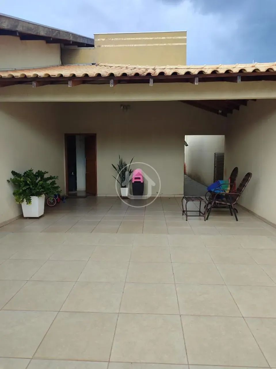 CASA COM AMPLO TERRENO - Foto 2