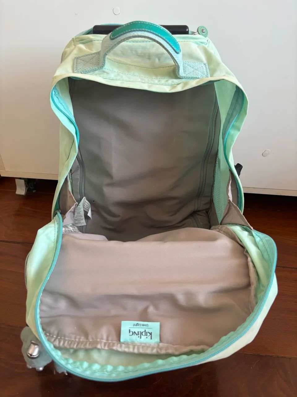 mochila kipling com rodinhas e alça verde-água - Foto 4