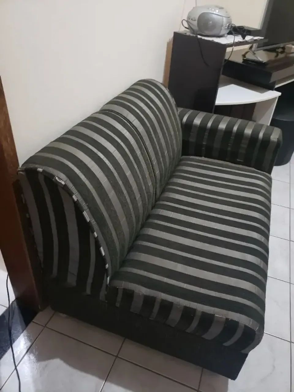Sofá de canto dois lugares cinza e preto (listrado) - Foto 3