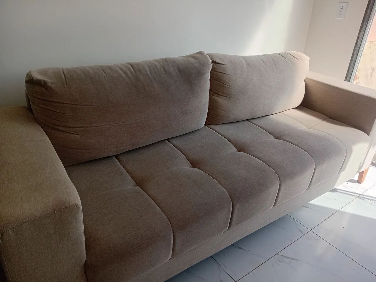 Vendo sofá de Linho Cru de 5 lugares e pés em madeira . - Foto 5