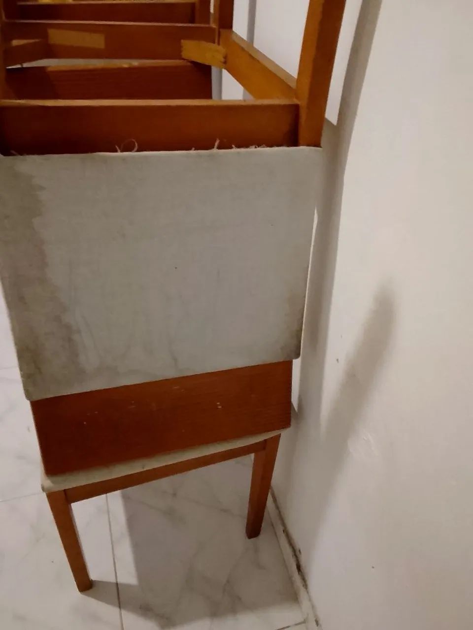 04 cadeira em madeira para cozinha precisa trocar o assento  - Foto 2