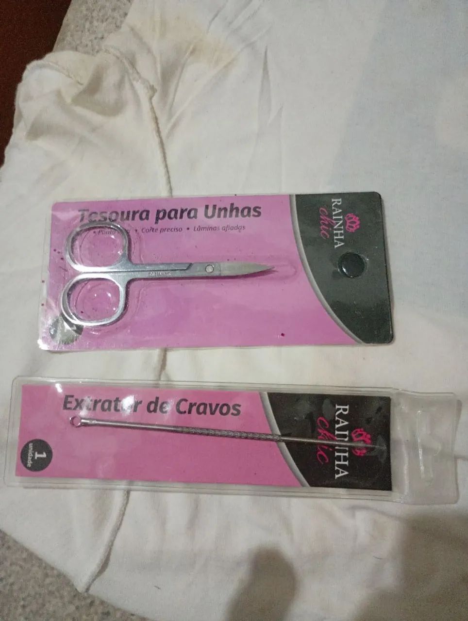 Tesoura de unha e extrator d cravos ou unha.