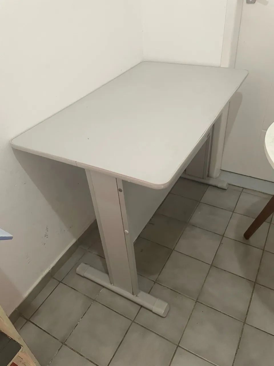Mesa de escritório sem gaveta.