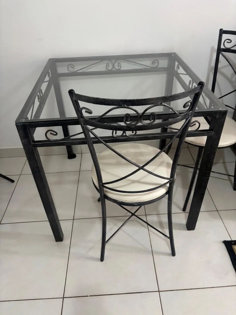 Conjunto de mesa com 4 cadeiras à venda! - Foto 2
