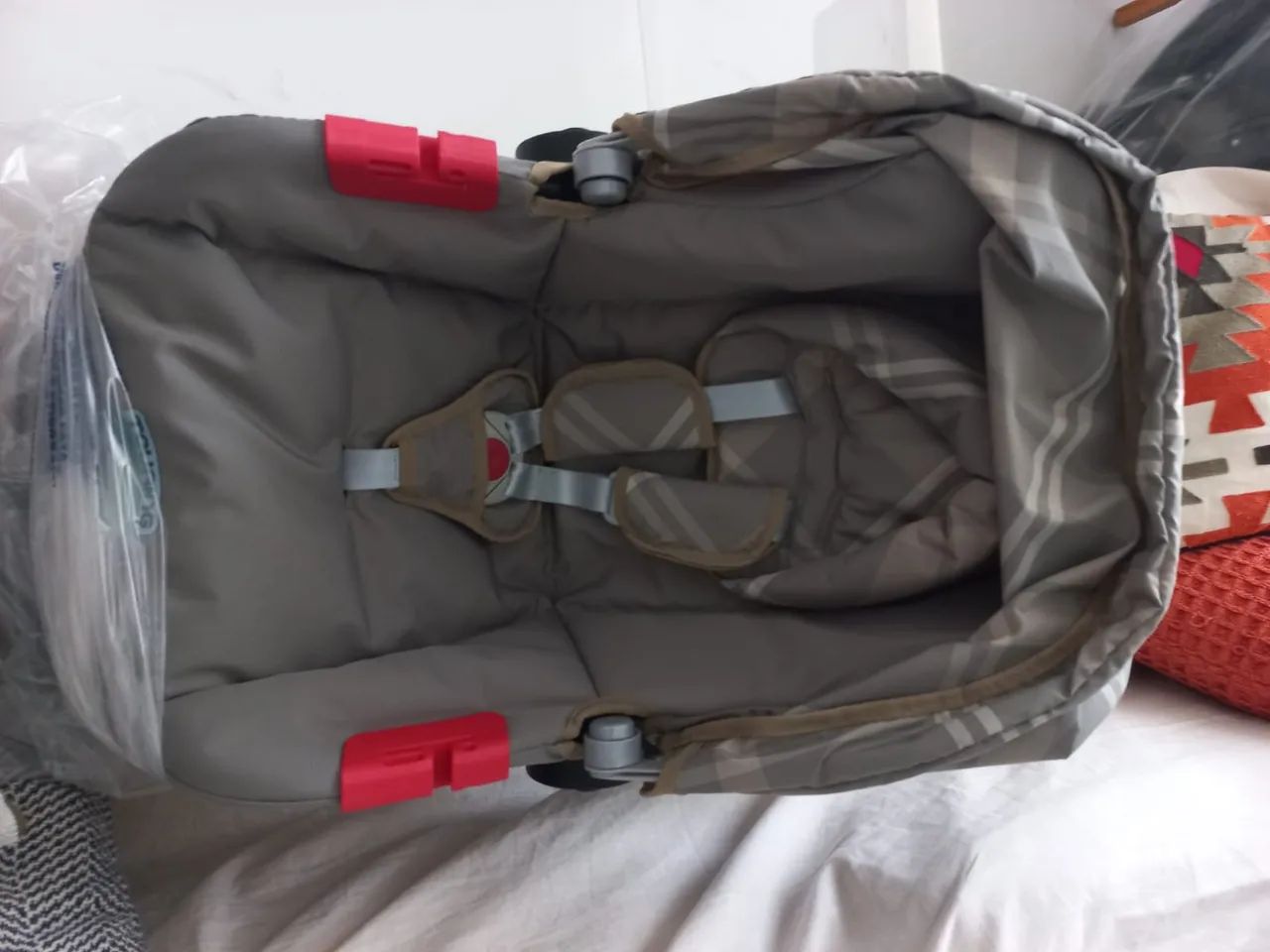 Carrinho de bebê com bebê conforto 