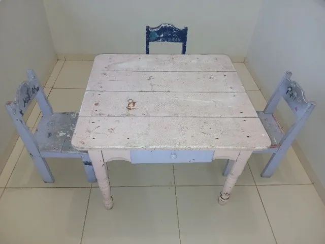 Mesa infantil com 3 cadeiras