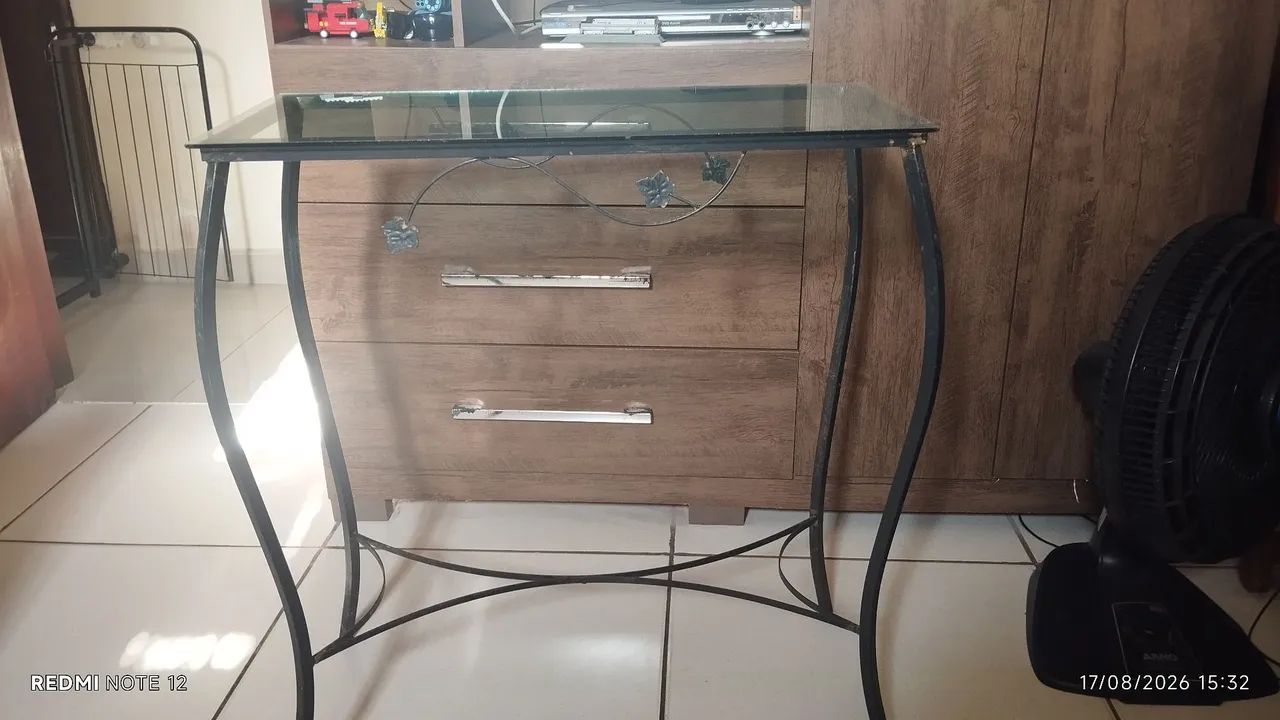 Mesa de vidro e ferro envelhecido
