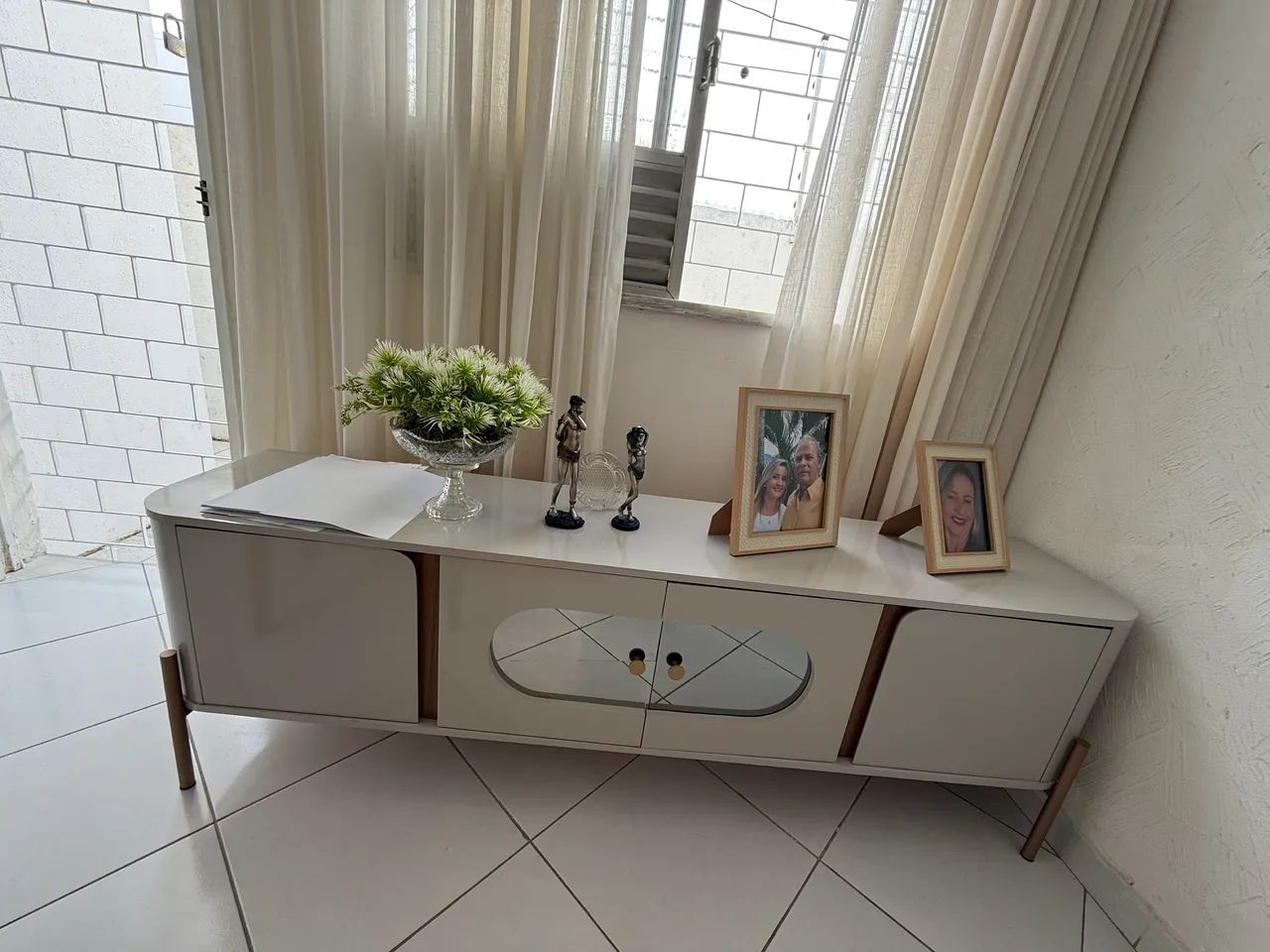 Armário para sala cor bege 