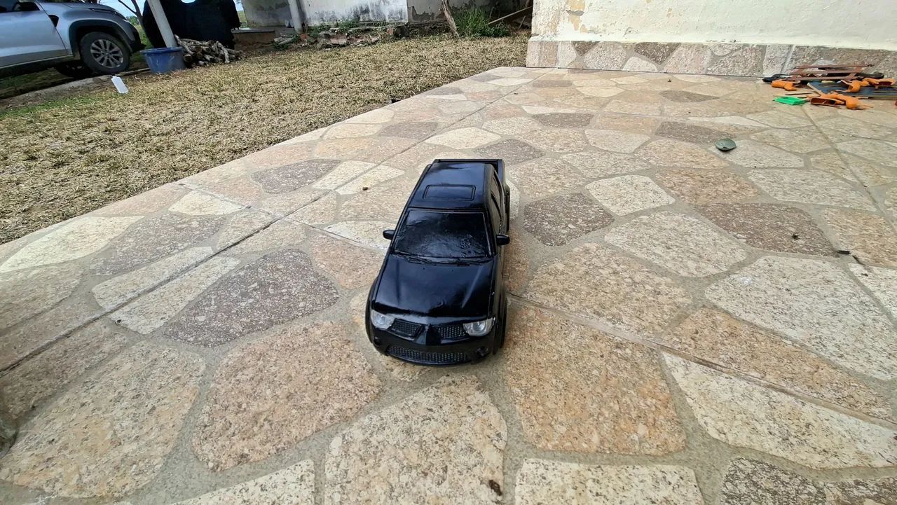Miniatura L200 Triton Mitsubishi, customizada com preto brilhante  - Foto 3