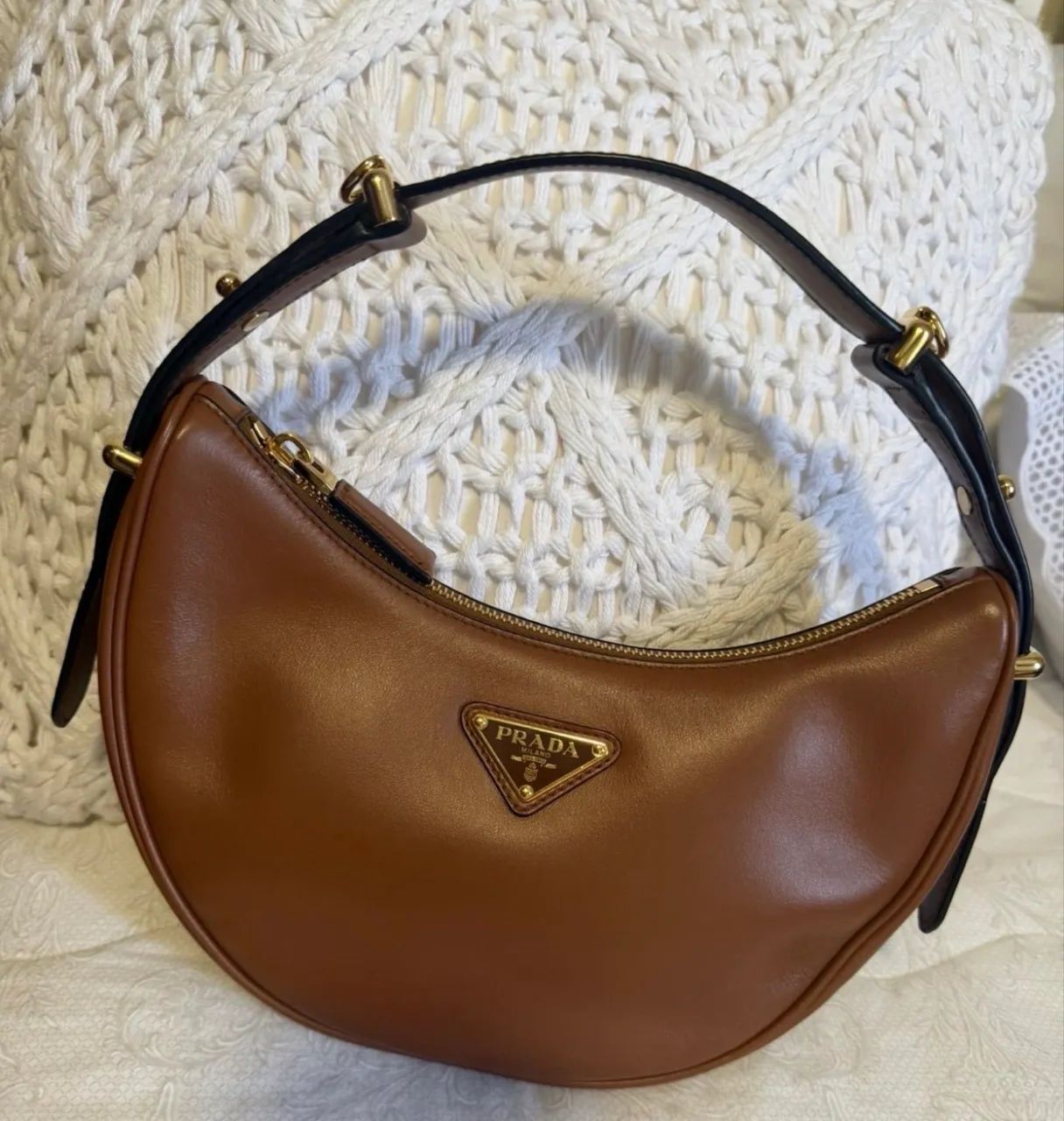 Bolsa Prada arqué couro conhaque  - Foto 3