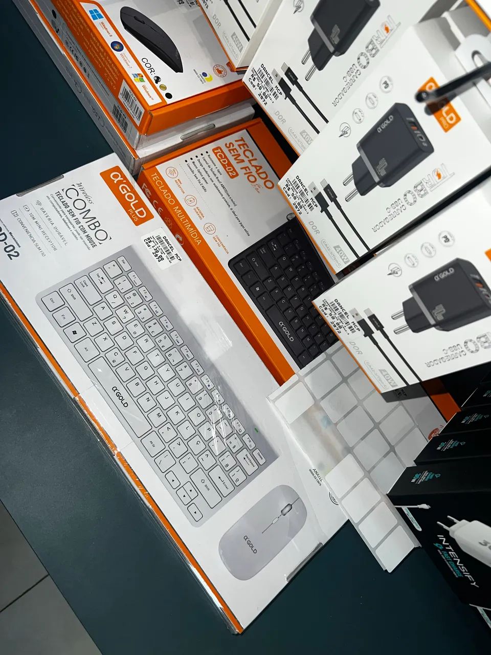 Teclado Sem Fio Com mouse branco e preto  - Foto 2