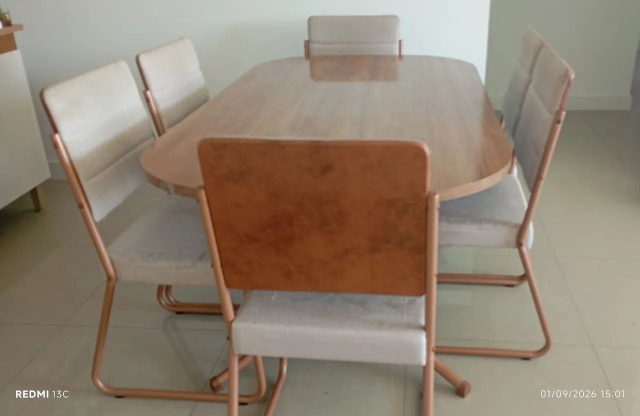 Mesa com 6 cadeiras 