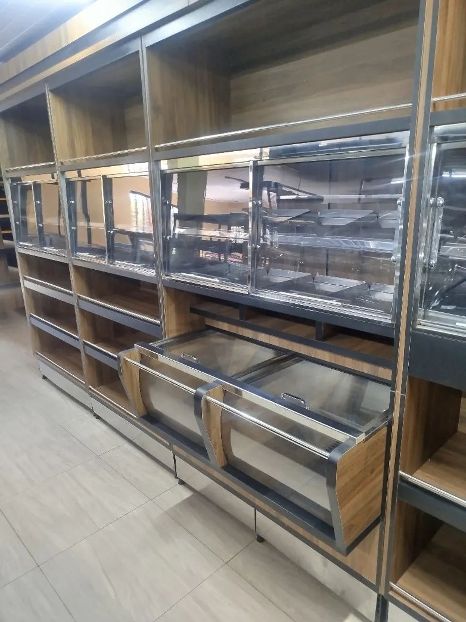 Gôndolas expositoresde MDF e toda linha em aço inox direito da fabr - Foto 2