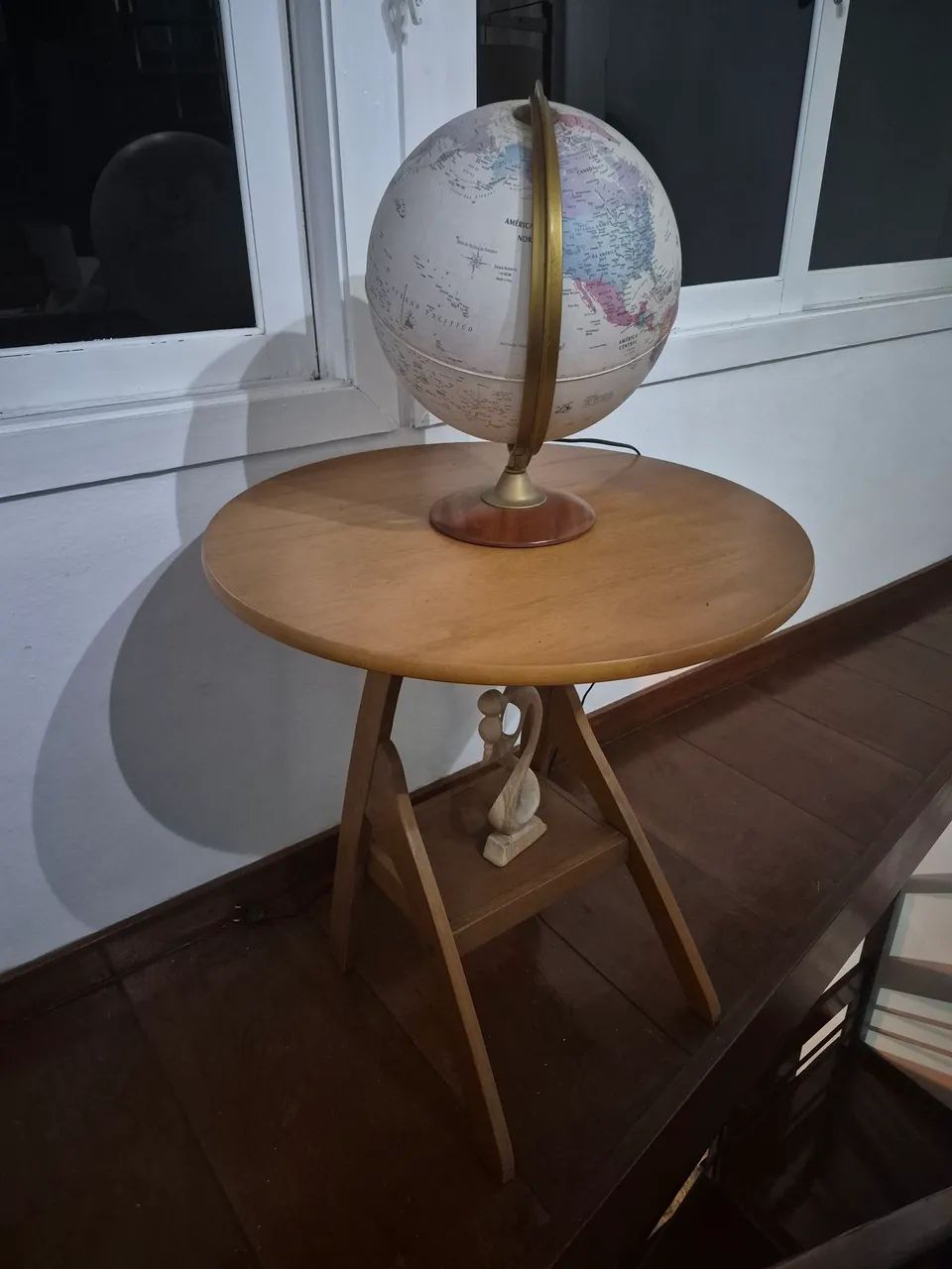 Mesinha de madeira design exclusivo