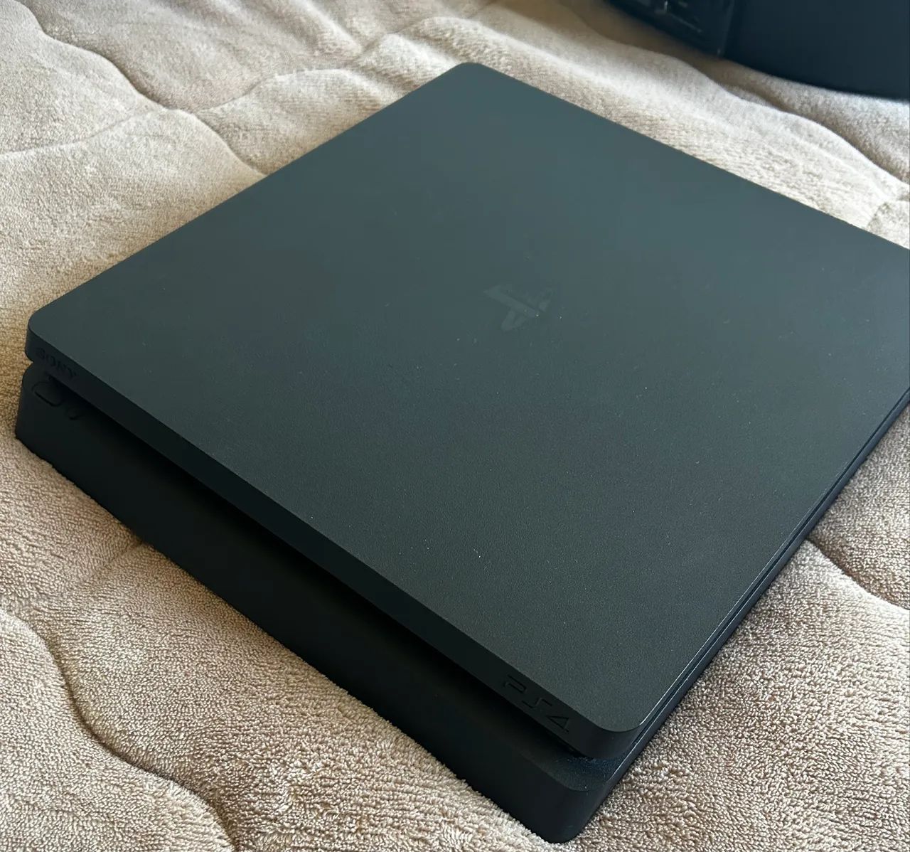PlayStation 4 + 2 controles e 5 Jogos - Foto 3