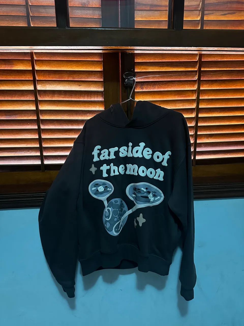 Blusa Broken Planet ?Farside The moon?
