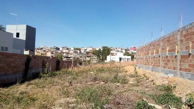 Lote plano de no meio do condominio