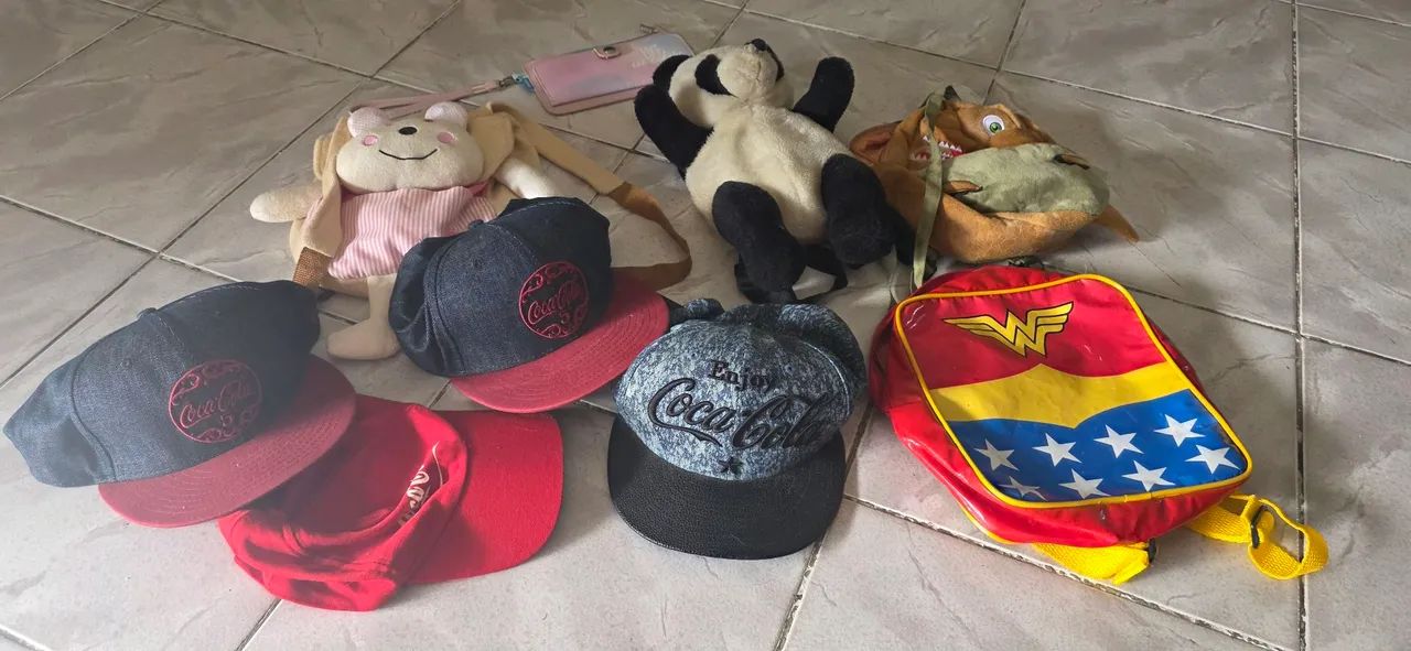 Lote bonés e mochilinhas