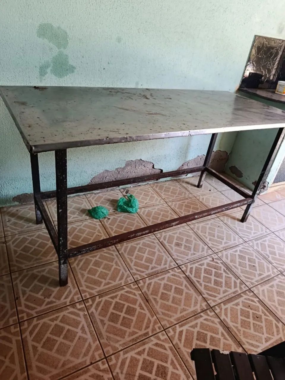 Mesa retangular de restaurante ideal para manipulação de alimentos