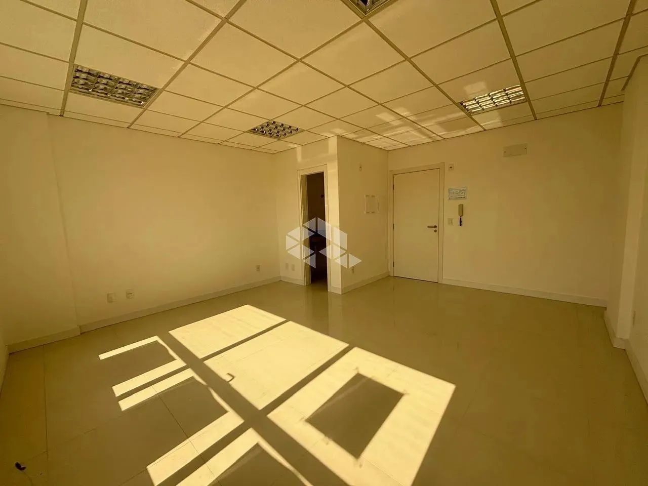 SALA COMERCIAL COM 01 VAGA GARAGEM NO BAIRRO BARREIROS EM SÃO JOSÉ/SC - Foto 5