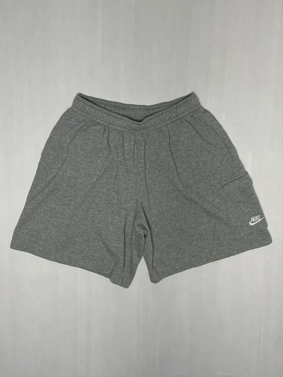BERMUDA NIKE CLUB CARGO ?CINZA?