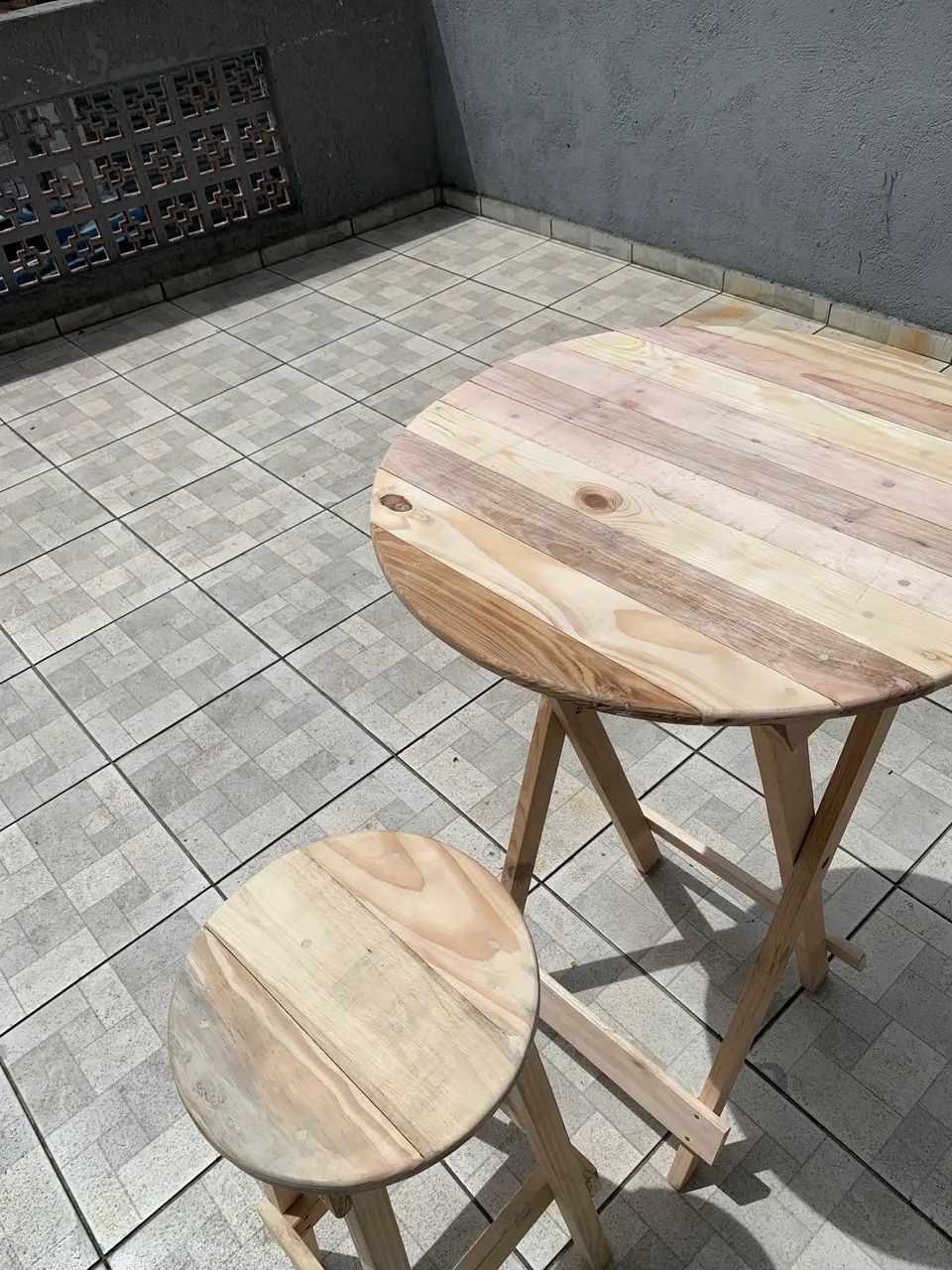 Conjunto Mesa bistrô dobrável com 2 banquetas  - Foto 2
