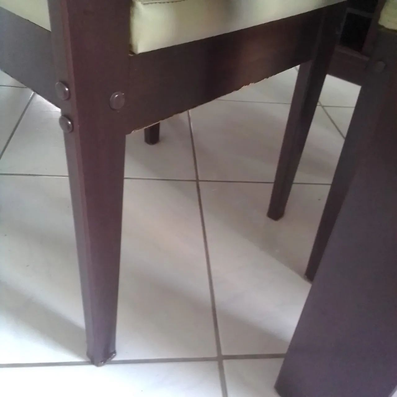 Mesa de madeira com 6 cadeiras  - Foto 2