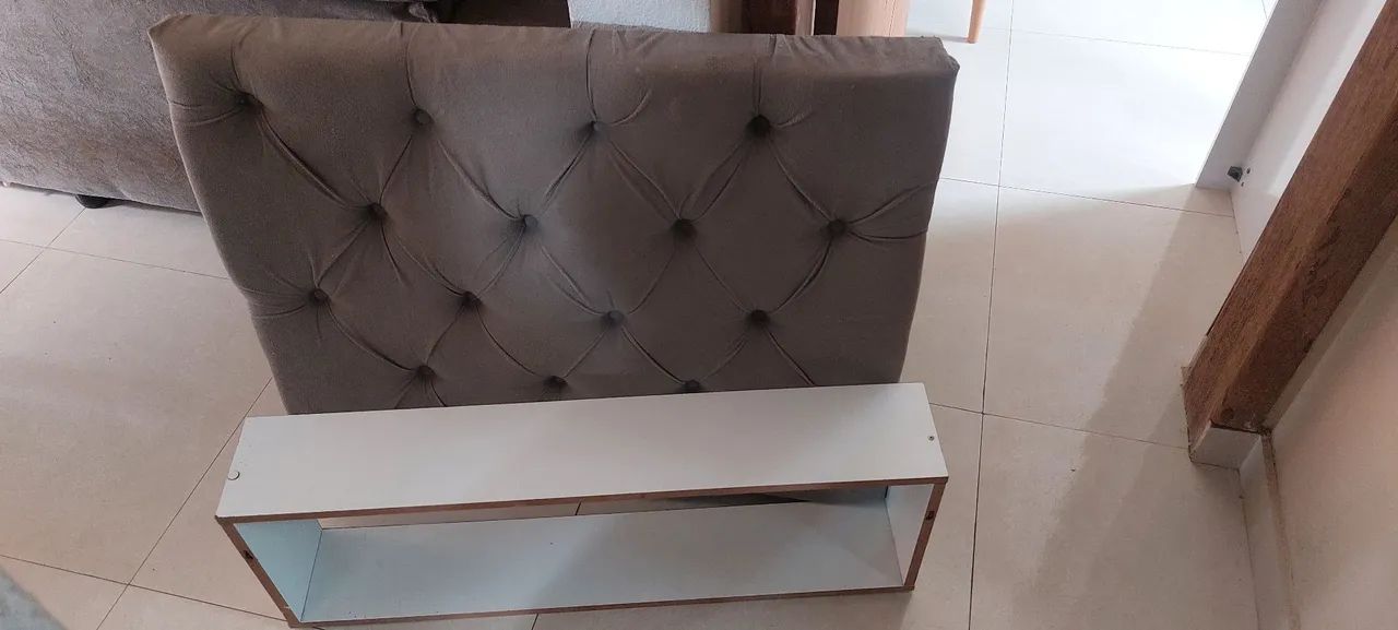 Vendo cabeceira de cama de solteira semi nova e um nicho branco 90cm.