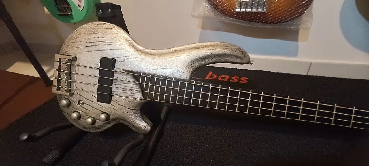 Baixo cort curbow 4 cordas ativo e passivo com Bartolini 